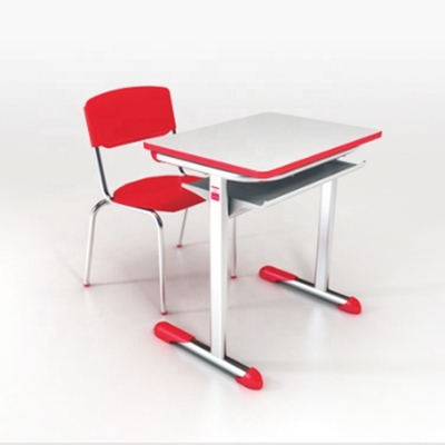 무치킨은 플라스틱 챠일즈 학교 책상과 의자를 닦았습니다